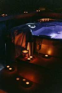 Powder Pines Luxury Travel - Chalet Feuillu Outdoor Hot Tub Mood